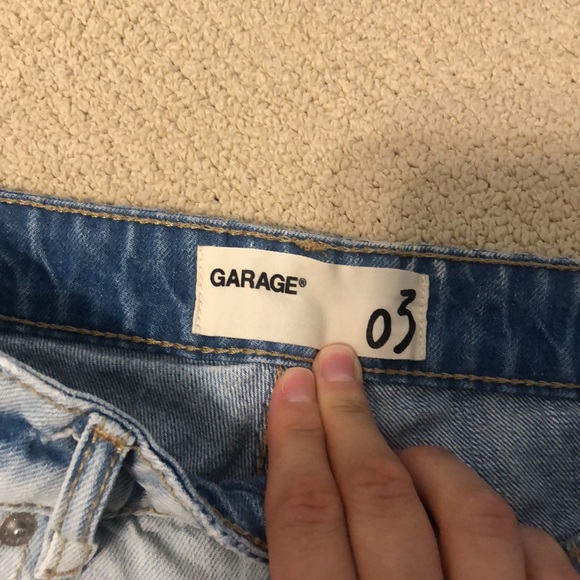 Light wash high waisted jean shorts with rips - Picture 3 of 3